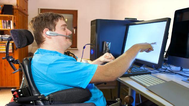 La dame cherche de l'aide pour les connaissances en informatique handicapées , dit que la technologie de reconnaissance vocale devrait être créée 