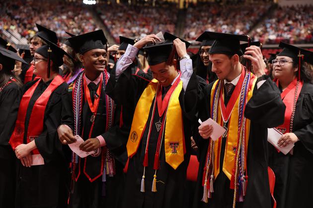 Célébrer le succès: Texas Tech Honours Dernière Graduation Graduat Dursed Du premier siècle