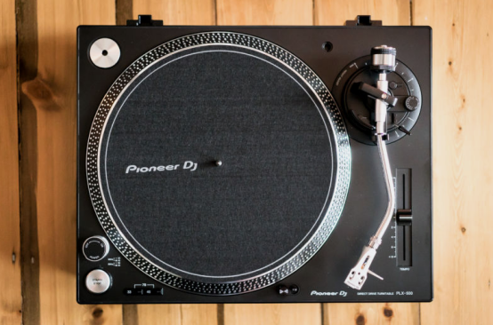 Avis Pioneer PLX-500 : Une platine vinyle pour les vinyles n00bs et les DJs épris de Technics