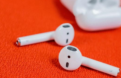 ​The airpods keep flashing orange and can’t connect