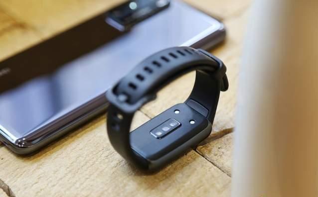 Huawei Band 6: С по-отворен екран