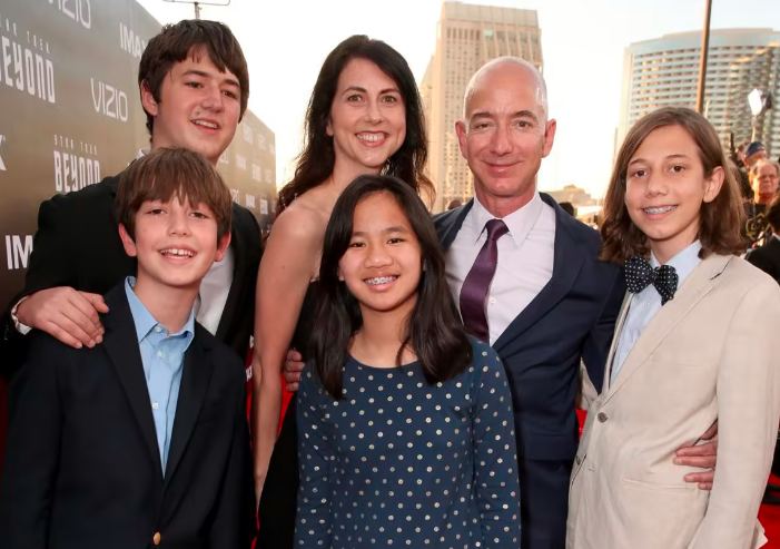 JEFF BEZOS AND LAUREN SANCHEZ ARE ALL SMILES AFTER A FATHER’S DAY DINNER AT NOBU