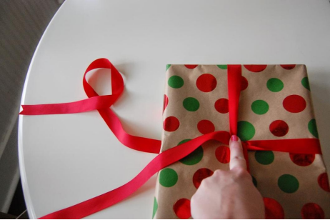 How to Wrap a Gift: Step-by-Step Guide 