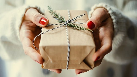 How to Save Money for Your Gifts to Friends on Holiday Season 